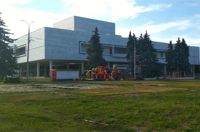 Детские площадки с газона убрали, зато привезли очередной батут. 
