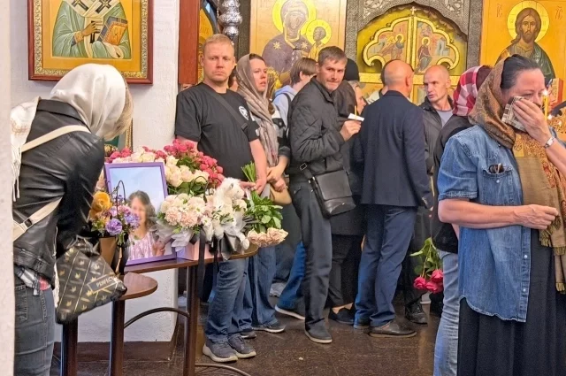 Церемония прощания с убитой девочкой проходила в тяжёлой тишине, многие не могли сдержать слёз.