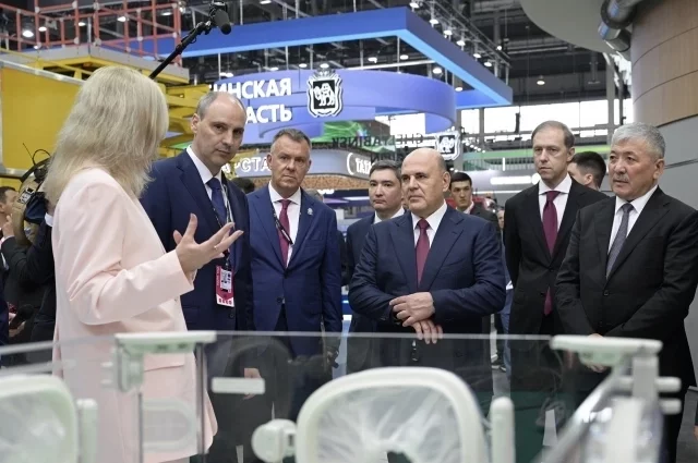 Экспонаты выставки премьеру Михаилу Мишустину и другим высоким гостям представил глава региона.