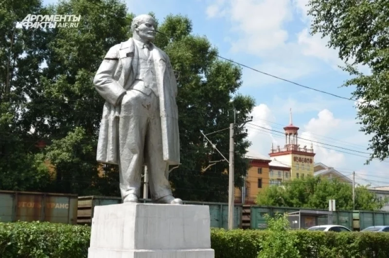 Через город часто ходят загруженные углём товарняки.