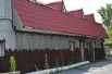 Всё здание сауны, состоящее из двух корпусов, огорожено забором