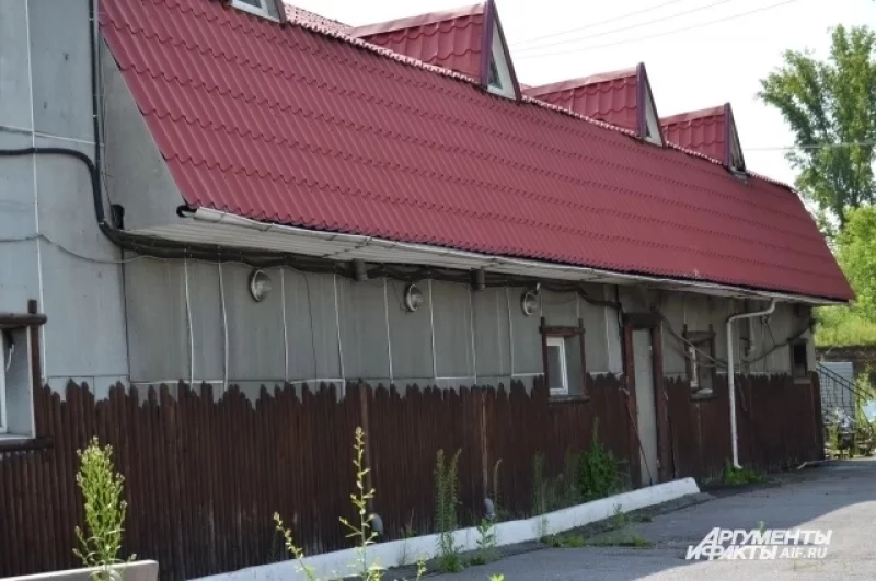 Всё здание сауны, состоящее из двух корпусов, огорожено забором
