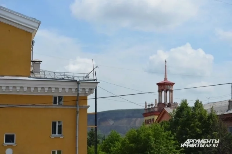 Практически из любой точки центра города виден Прокопьевский угольный разрез.