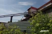 Вокруг всё поросло крапивой и другими растениями.
