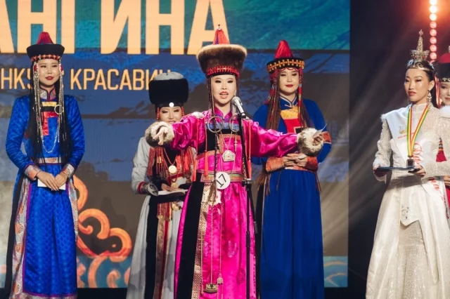 Участницы конкурса «Дангина» должны были продемонстрировать изящные образы, а также показать знание обычаев бурятского народа.