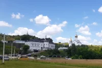 Вид на гору Холковского монастыря теперь украсило  еще одно строение. 