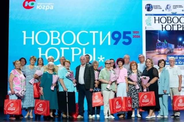 На торжественном вечере коллектив газеты и ветеранов журналистики поздравили известные деятели, писатели, журналисты.