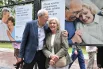 Молодой студент проявил завидную решительность: возвращаясь с юга проездом через Ярославль, он сразу же пришел знакомиться с родителями своей избранницы. Следующие 2 года Олег каждые две-три недели преданно мотался к любимой из Москвы. Окончательное решение пожениться пара приняла уже через полгода отношений.