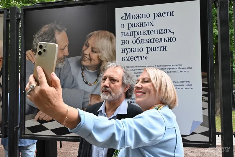 Искренние улыбки и трогательные истории московских супружеских пар доказывают: настоящая любовь способна преодолеть любые неурядицы, и призваны вдохновить всех, кто строит семью сегодня или только мечтает встретить своего человека.
