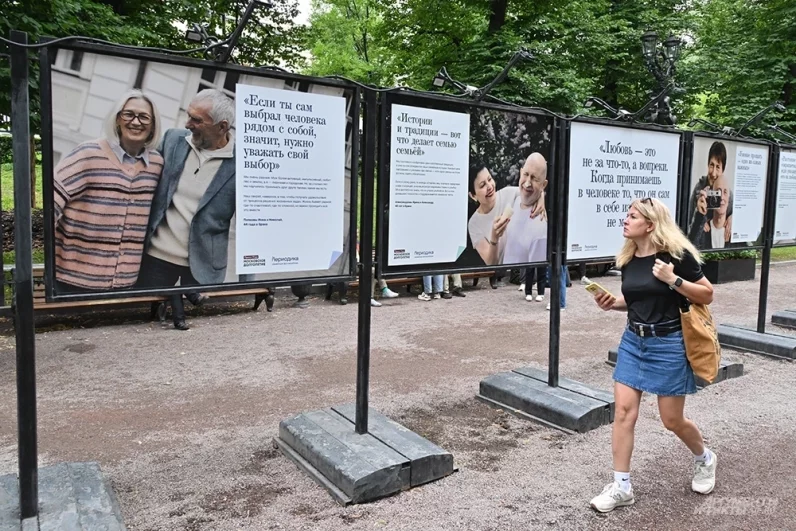 В любом центре Московского долголетия каждый житель может прикоснуться к этой семейной магии. Здесь можно взять открытки с душевными цитатами героев о сохранении любви или написать личное письмо парам-участникам — и мудрые долгожители обязательно ответят каждому, кто обратится к ним за житейским советом.
