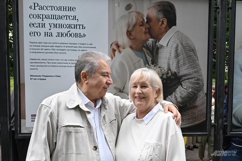 Сегодня у Мелконян большая и крепкая семья: взрослые дети и двое любимых внуков. Главным секретом счастья они называют умение слышать партнера, уважать его личные границы и прощать мелкие ошибки.