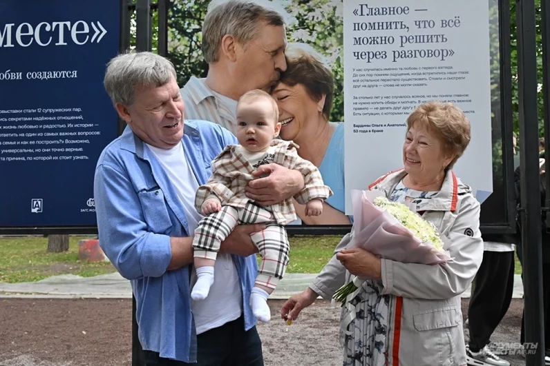 Героями масштабной городской экспозиции стали 12 московских супружеских пар, чей совместный стаж превышает 40 лет. Всего в конкурсе приняли участие свыше 200 пар. Все остальные истории участников, не вошедшие в уличный проект, переданы на вечное хранение в Главархив Москвы, став частью живой летописи столицы.