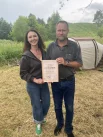 Наталья Новосельцева вручила Игорю Болдину благодарственное письмо от детской краеведческой школы.