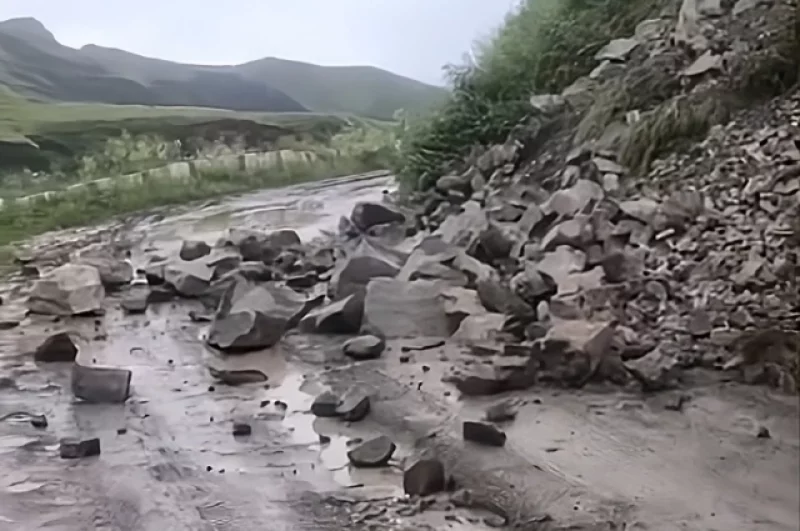 Горный обвал в Лакском районе Дагестана.