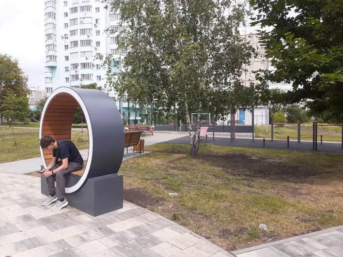 В сквере «Комсомольский» много молодежи.