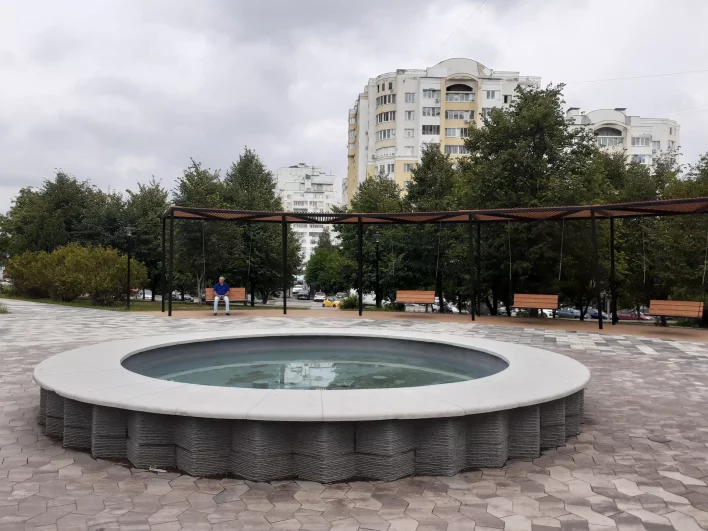 В сквере «Комсомольский» в прошлом году обновили фонтан и зону отдыха вокруг него.