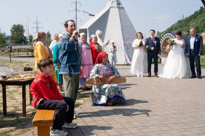 В Археопарке хранители традиций народов ханты и манси провели будущим супругам обряд очищения и благословили на долгую и счастливую жизнь.