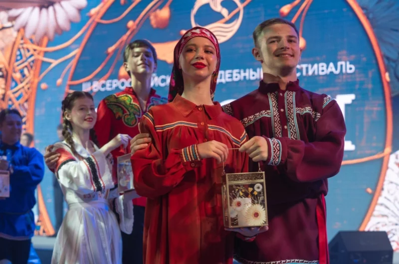 Завершился вечер передачей огня Всероссийского семейного очага «Сердце России».