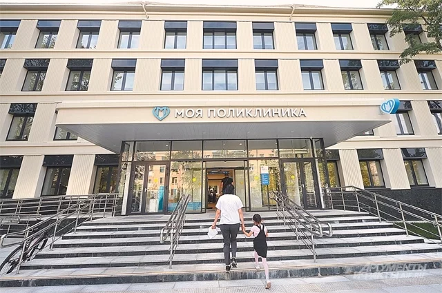Параллельно в поликлиниках развернули умные сервисы поддержки принятия врачебных решений.