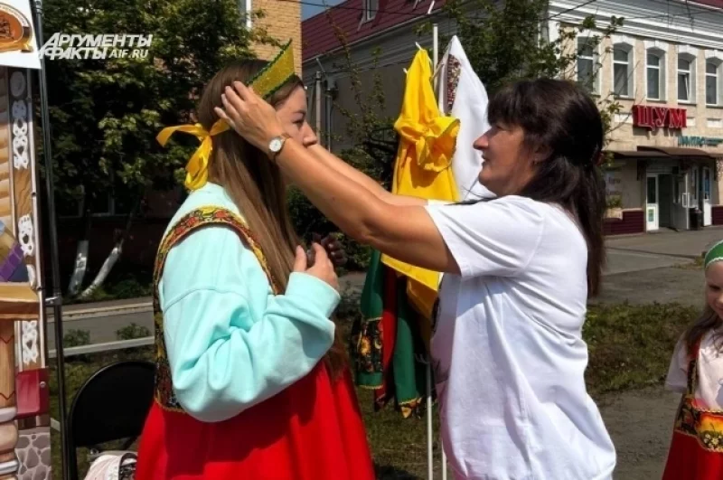Гостьи из разных городов примеряли наряды и украшения купеческих дочерей.