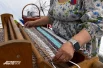 На старинном станке ткут скатерти и покрывала.