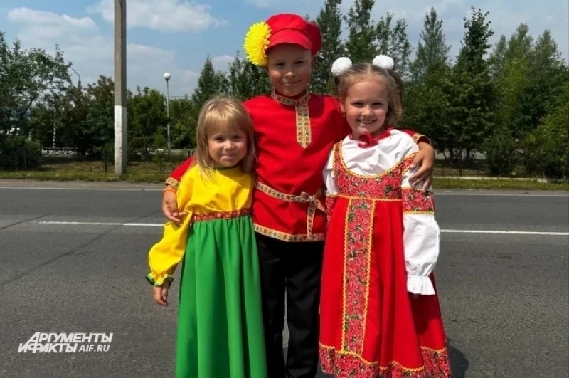 Дети в купеческих нарядах прогулялись по Большой Московской.