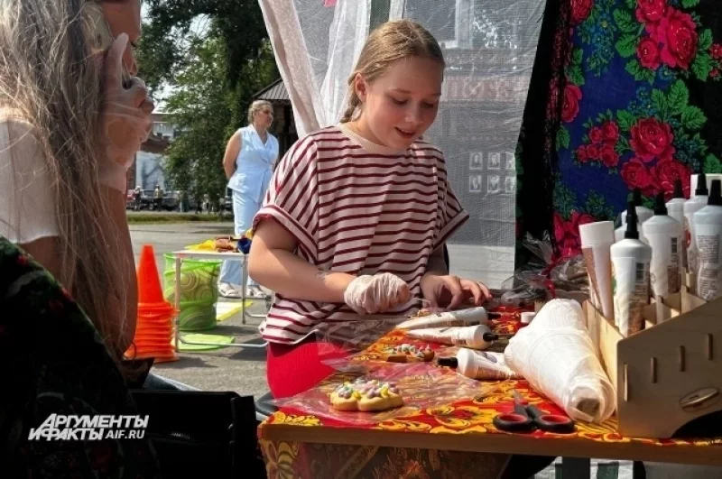 Пряничную роспись осваивали и взрослые, и дети.