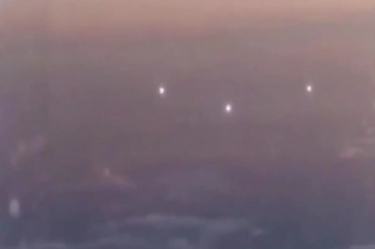 Пилот снял на видео летящие светящиеся шары