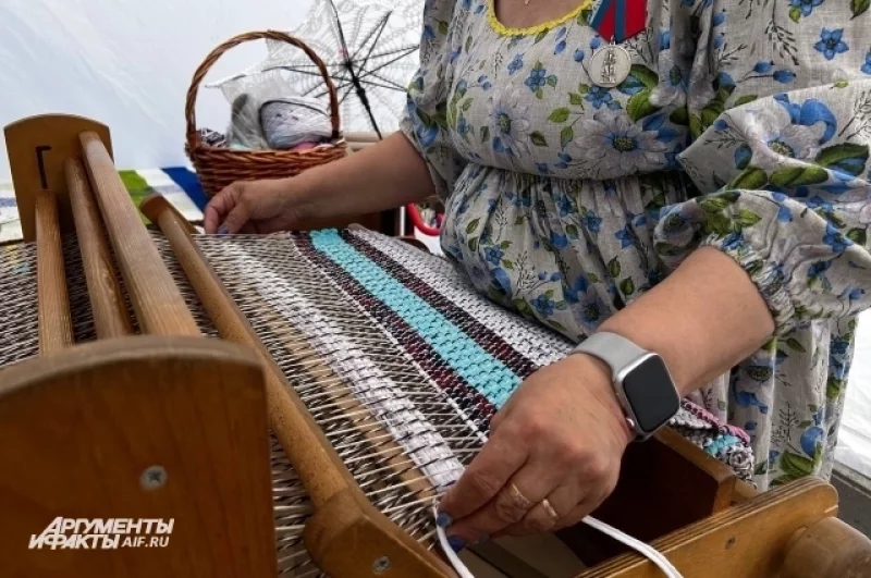 На старинном станке ткут скатерти и покрывала.