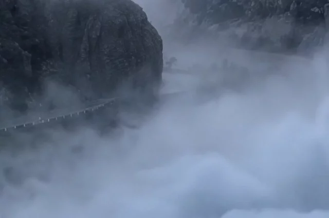 Аварийный сброс воды на Ирганайской ГЭС.