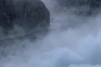 Аварийный сброс воды на Ирганайской ГЭС.