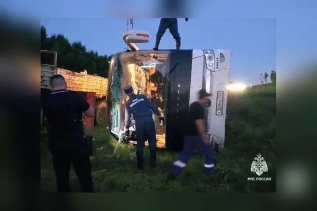Следствие рассматривает две основные версии: водитель мог уснуть за рулём или потерять сознание. 
