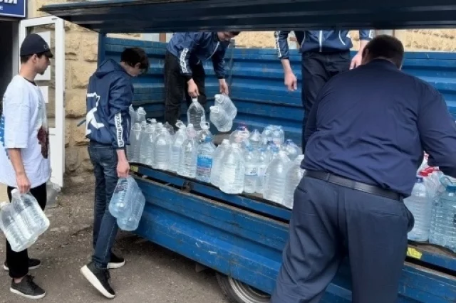 Волонтёры города помогали и пострадавшим от наводнения жителям Дагестана.