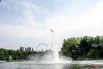Доска для гидрофлая поднимается в воздух за счет мощного потока воды, который под давлением подается от гидроцикла через длинный гибкий шланг.