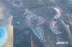 Одним из первых развлечений стало рисование мелом на асфальте, где дети создавали красочные рисунки.