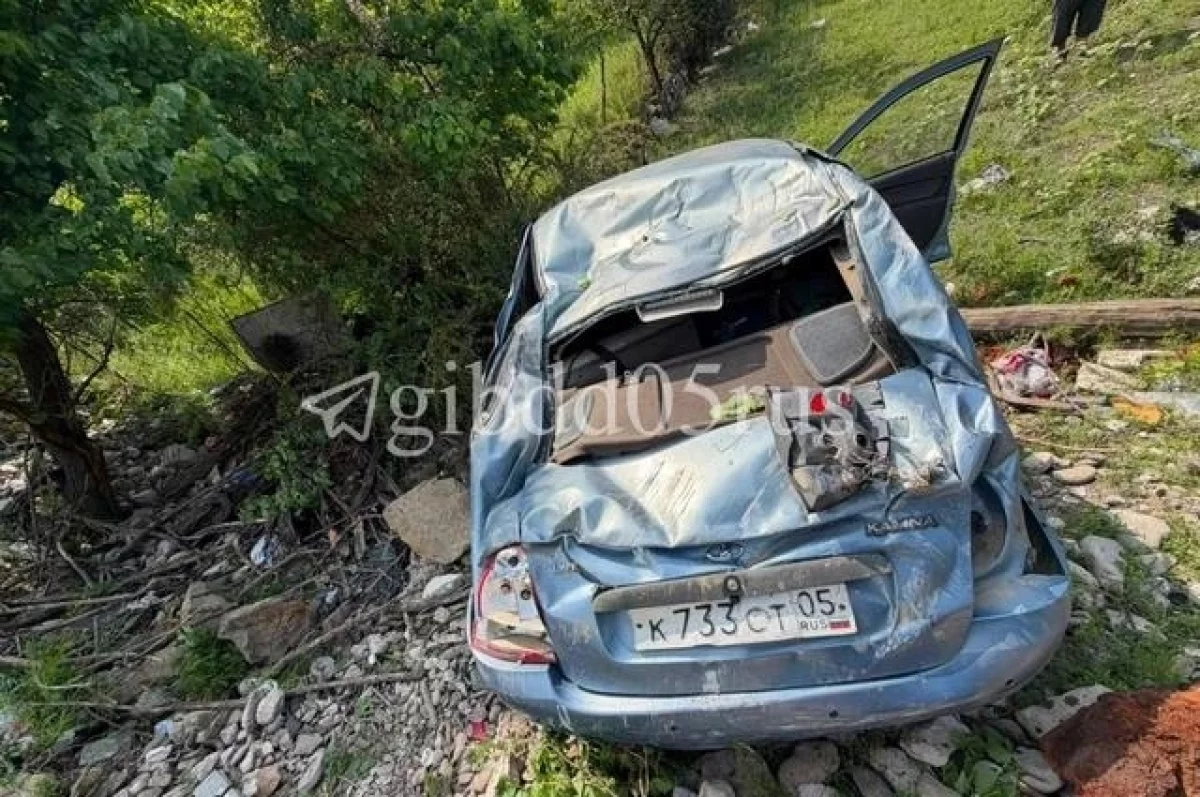 В Дагестане легковушка упала в обрыв, пострадали две девочки 4 и 5 лет