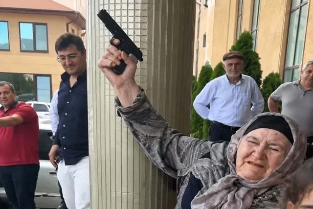 Видео с пожилой женщиной на крыльце дома облетело дагестанские паблики.