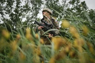 Военнослужащий группы огневого прикрытия зенитного ракетного комплекса «Бук-М3» группировки войск «Центр» на пункте воздушного наблюдения во время боевого дежурства.