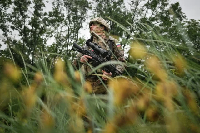 Военнослужащий группы огневого прикрытия зенитного ракетного комплекса «Бук-М3» группировки войск «Центр» на пункте воздушного наблюдения во время боевого дежурства.