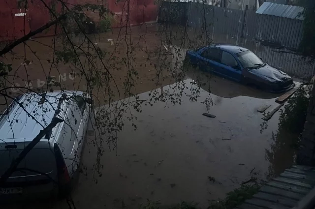 В Глазове затопило дворы и дороги