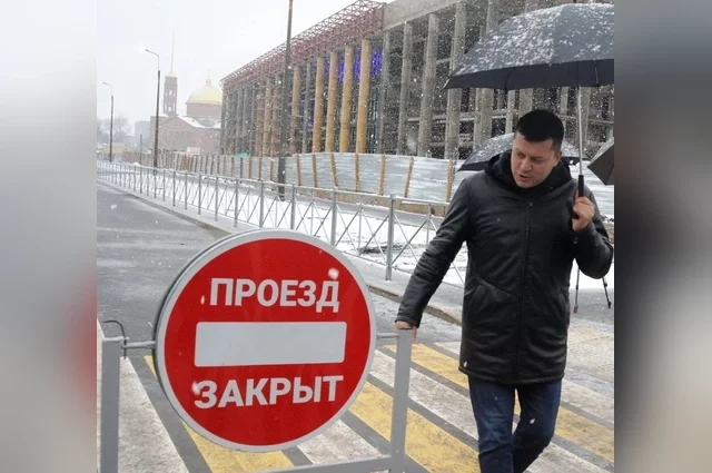 Заседание началось с официальной процедуры.