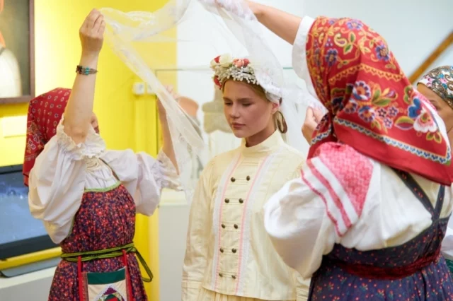 На открытии выставки разыграли иммерсивный мини-спектакль.