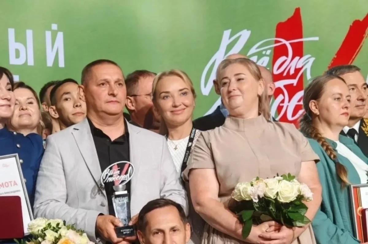 Елена Корчагина (в центре) рядом с Алексеем и Ольгой Фадеевыми.