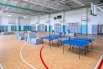 Отдельное внимание уделили спортивной среде — в школе появились современные залы с матами, кольцами для баскетбола, теннисными столами и футбольными воротами.