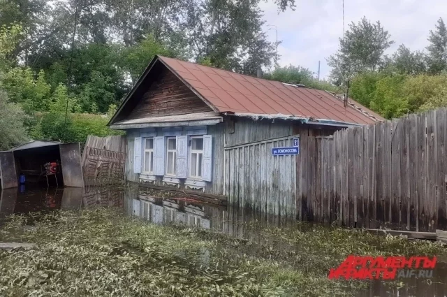 Частный дома на улица Ломоносова, 91 уходит под воду из-за проливных дождей.