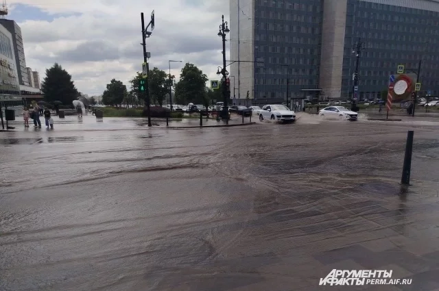 Многие улицы Перми уходят под воду во время ливней.