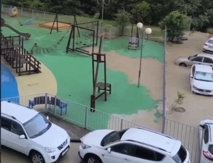 Затопило детские площадки.