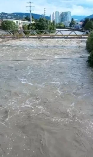 Уровень воды в реках достиг опасных отметок.