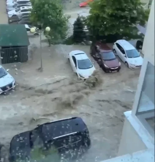 На проезжей части образовались огромные лужи.
