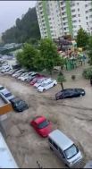 Вода заливала припаркованные машины. 